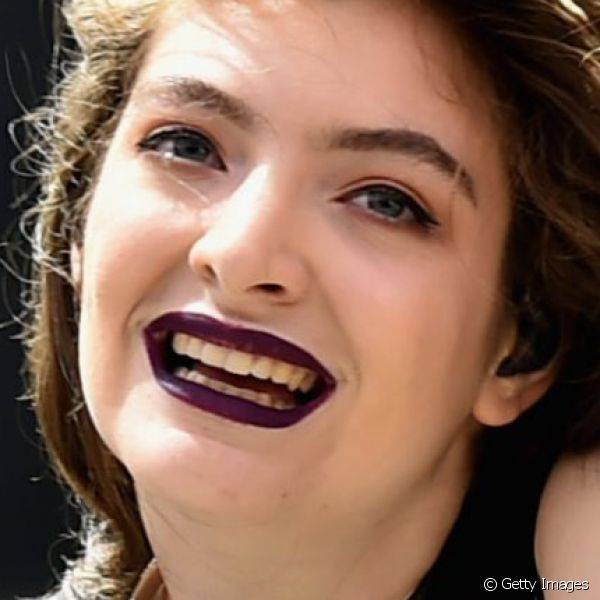 Para o primeiro dia do Lollapalooza 2014, realizado em Chicago, Lorde escolheu um batom escuro que deu um ar ainda mais gótico ao look todo preto